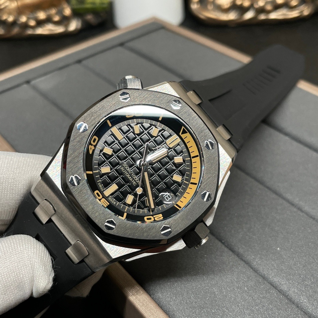Audemars Piguet Royal Oak Offshore 15720 black watch listing image
