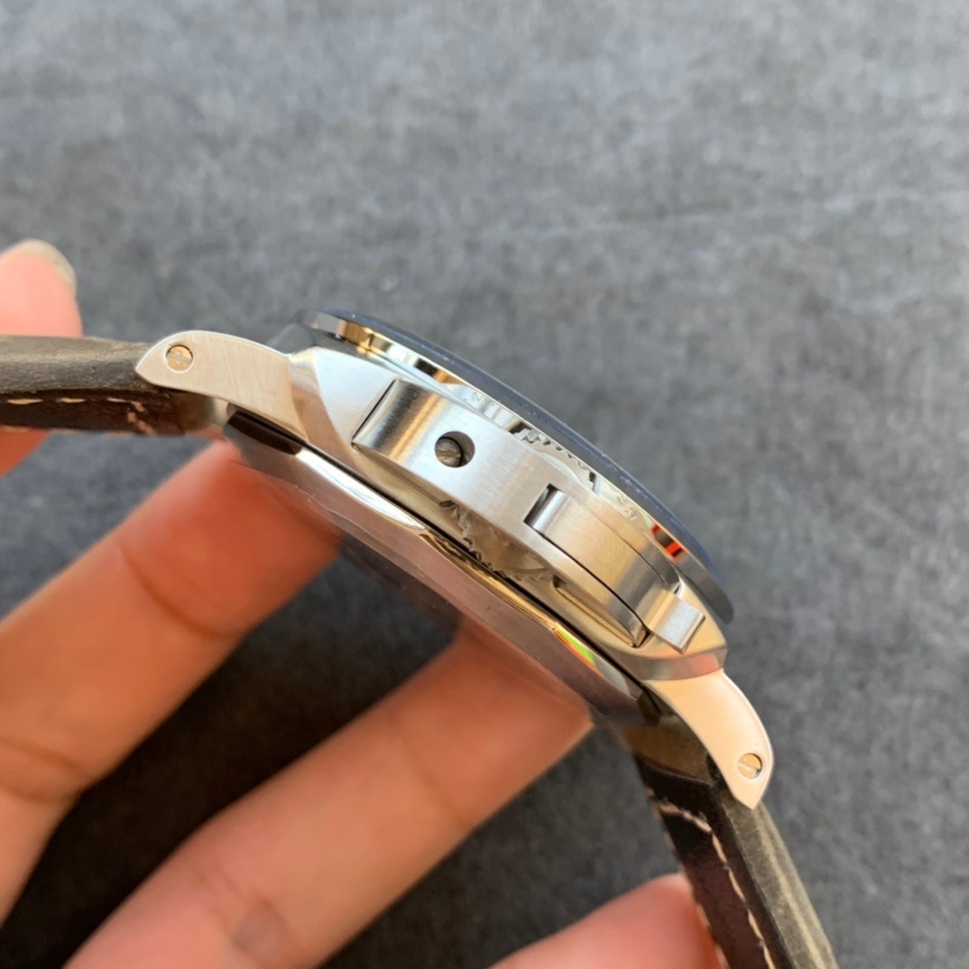 Panerai-category watch detail view